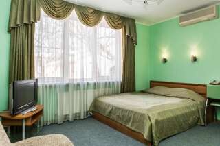 Отель На Ильинке Нижний Новгород Номер с кроватью размера «queen-size» и балконом-1